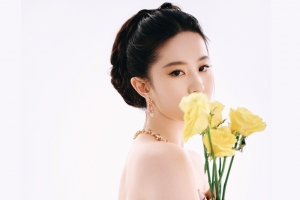 手拿鲜花美女刘亦菲2880x1800电脑壁纸