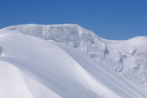 冬天雪山丘美景图