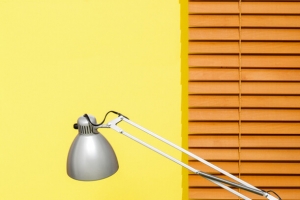 百叶窗台风海报背景