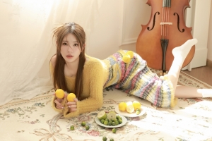 柠檬 水果 大提琴美女4k桌面壁纸