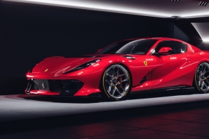 红色法拉利 812 Competizione 4K汽车壁纸