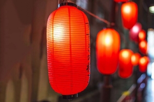 挂满红色灯笼巷子