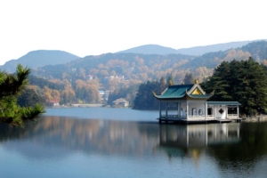 美丽的庐山湖中亭