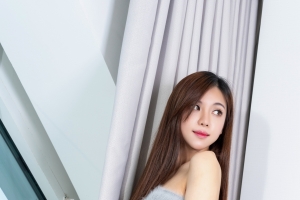 克拉女神静宜 长发美女侧身4k手机壁纸竖屏