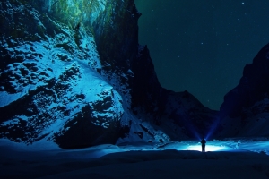 晚上,雪山,星夜,男人,手电筒,光,3440x1440壁纸