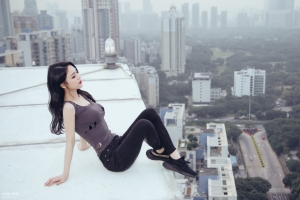 李倩倩 黑色牛仔裤性感身材美女4k壁纸
