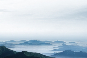 老鹰遨游天际背景图