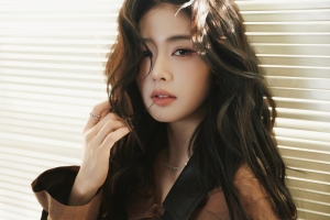 白鹿棕色衣服光影5K高清美女壁纸5000x3333免费下载