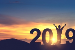 自由年轻女子在山上2019新年6k图片