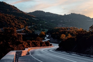 山脉 道路 转弯 树木 黄昏 4k壁纸 3840x2160