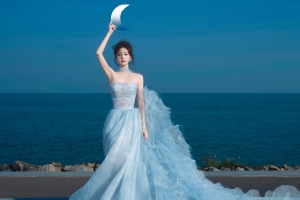 海边蓝裙美女白鹿2880x1800高清壁纸免费下载