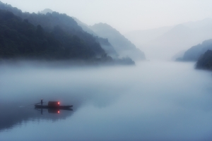 雾中的渔船4k风景壁纸