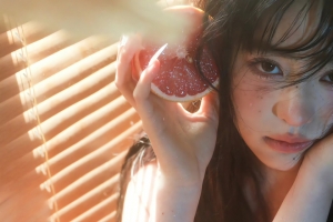 阳光美女与橙子唯美居家3440x1440带鱼屏4K高清壁纸免费下载