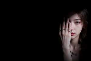 光影美女 手遮半边脸 暗黑背景 3440x1440带鱼屏壁纸
