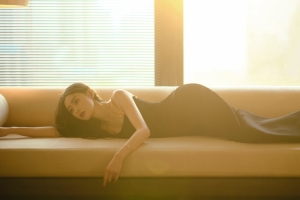 张天爱 黑色长裙 沙发 美女 4k壁纸