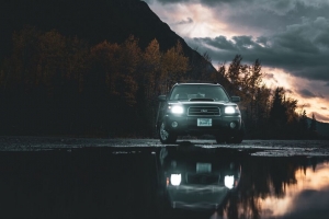 汽车 suv 黑色 水 反射 4k壁纸 3840x2160