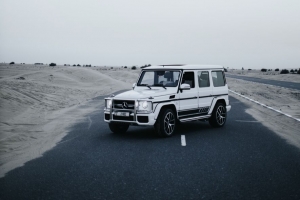 奔驰 汽车 suv 白色 道路 沙漠 4k壁纸 3840x2160