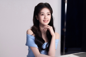 白鹿甜美微笑 蓝色裙子 4K高清壁纸3840x2560