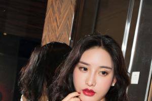 小西红色低胸礼服美女4k手机壁纸