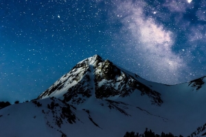 山脉 夜晚 星空 银河 雪地 4k壁纸 3840x2160