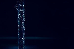 水 喷射 气泡 深色 液体 4k壁纸 3840x2160