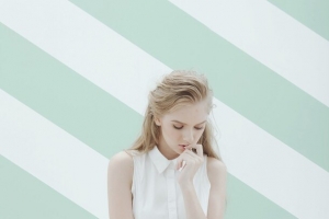 白绿色条纹女装海报