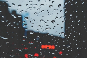 玻璃 水滴 雨水 眩光 散焦 红色 黑色 4k壁纸 3840x2160