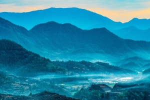 梦幻山间烟雾风景平面广告