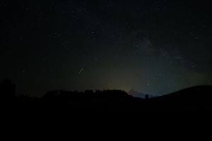 夜 星星 天空 山丘 深色 4k壁纸 3840x2160