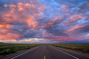 公路上的晚霞风景