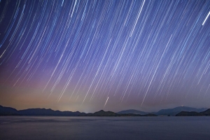 大海 山丘 星空 冰柜灯 夜间 4k壁纸 3840x2160