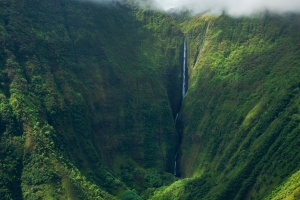 奥洛乌佩纳瀑布莫洛凯岛4K高清风景壁纸3840x2160免费下载