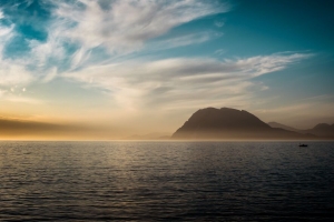 大海 山脉 地平线 晚 4k壁纸 3840x2160