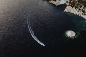海 船 鸟瞰图 波浪 水 海岸 4k壁纸 3840x2160