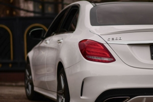 梅赛德斯-奔驰c300 梅赛德斯 汽车 白色 后视 4k壁纸 3840x2160