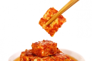 筷子夹豆腐乳