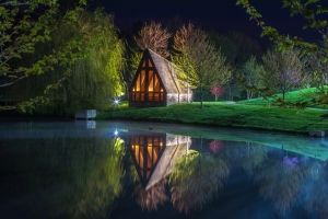 夜晚 夜间 别墅风景 湖水 树 草 房子 倒影 小屋 灯光 4k风景壁纸
