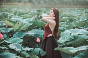 荷花塘 闭眼美女 长发 肚兜 5k壁纸