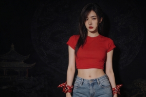 长发美女红色衣服牛仔裤暗黑背景4K高清壁纸3842x2160免费下载