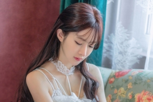 居家 沙发 小清新长发美女 白色裙子 唯美美女4k壁纸