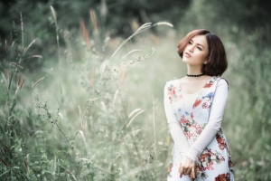 短发美女 户外摄影 4K壁纸