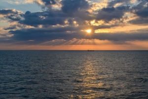 大海 地平线 日落 波纹 波浪 船 4k壁纸 3840x2160