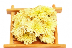 木盒上的菊花特写