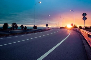 傍晚的公路街景