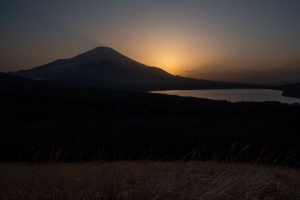 湖 火山 草 自然 深色 4k壁纸 3840x2160