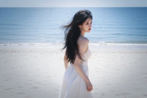 白裙优雅美女回眸海滩车机高清壁纸 2880x1800免费下载