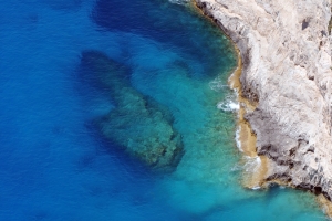 浅海湾处的碧海熔岩