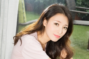 长发养眼美女妮子4K高清壁纸