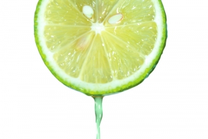 滴水的青色柠檬