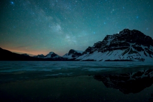 加拿大班芙国家公园弓湖夜晚星空4K风景壁纸
